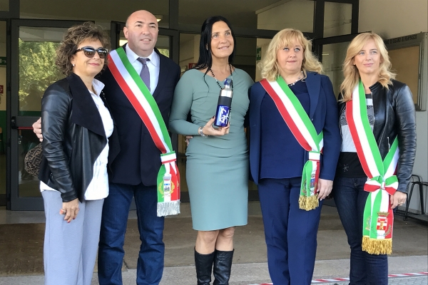 Consegnate alle scuole le borracce in acciaio della Via Giovannea